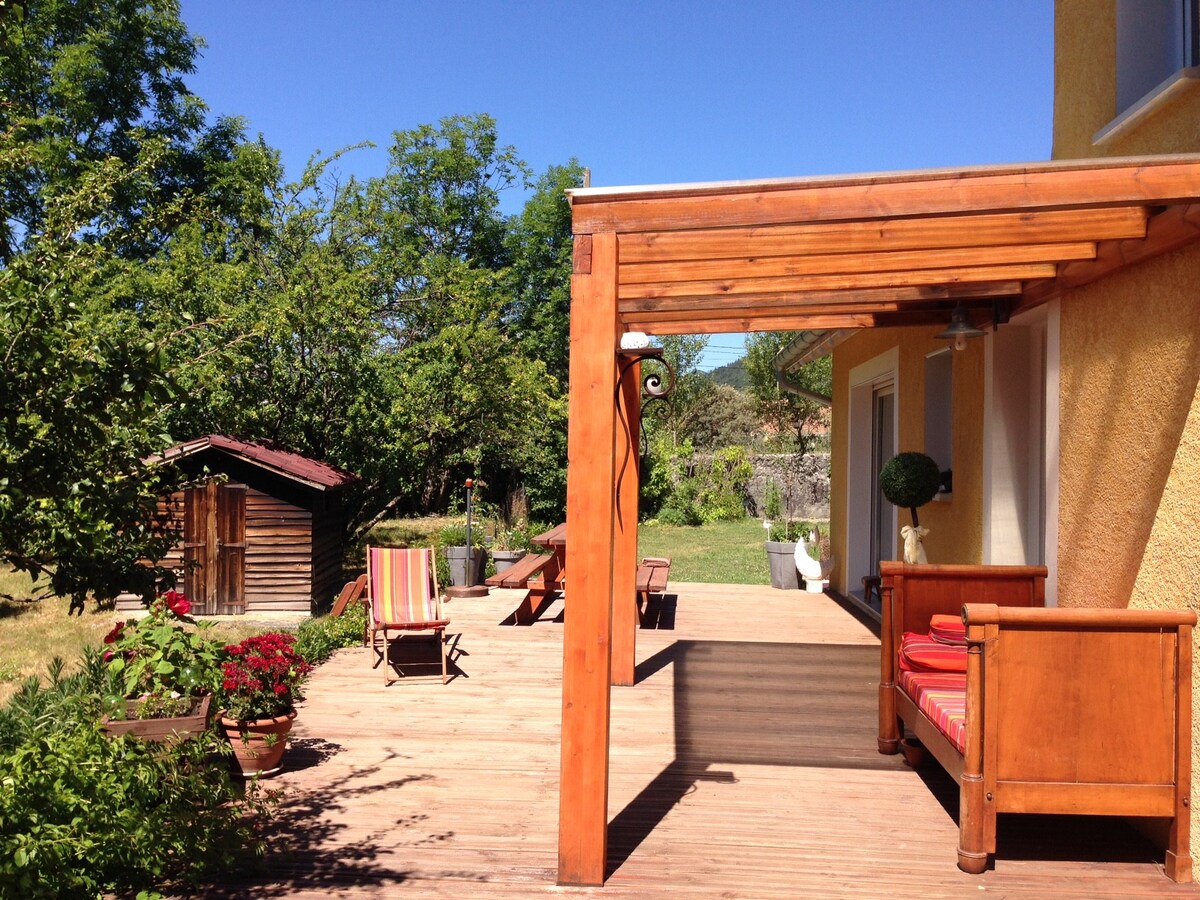 Chambre privée dans villa avec jardin