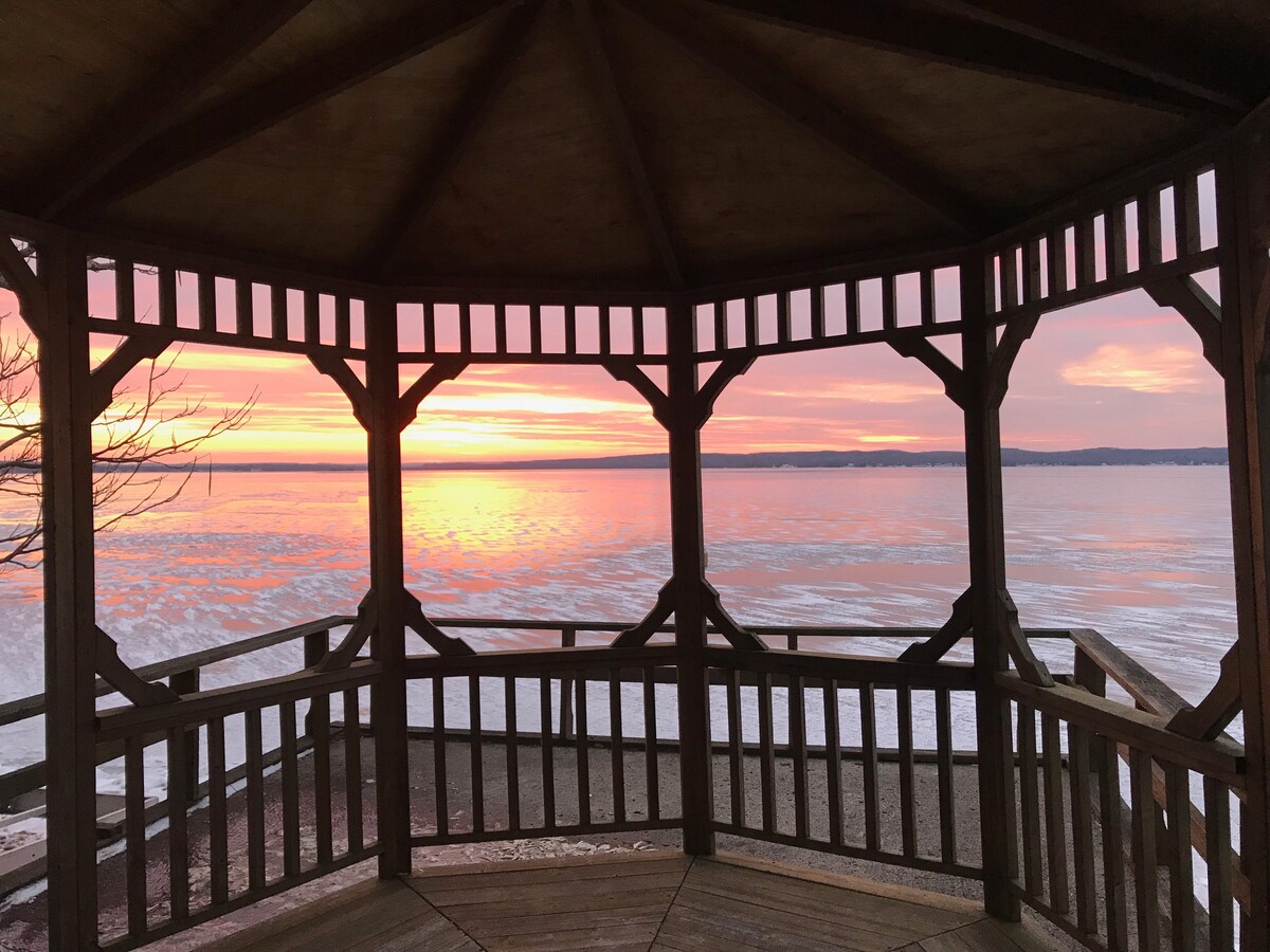 位于哈伯德湖（ Hubbard Lake ）的美丽湖景别墅