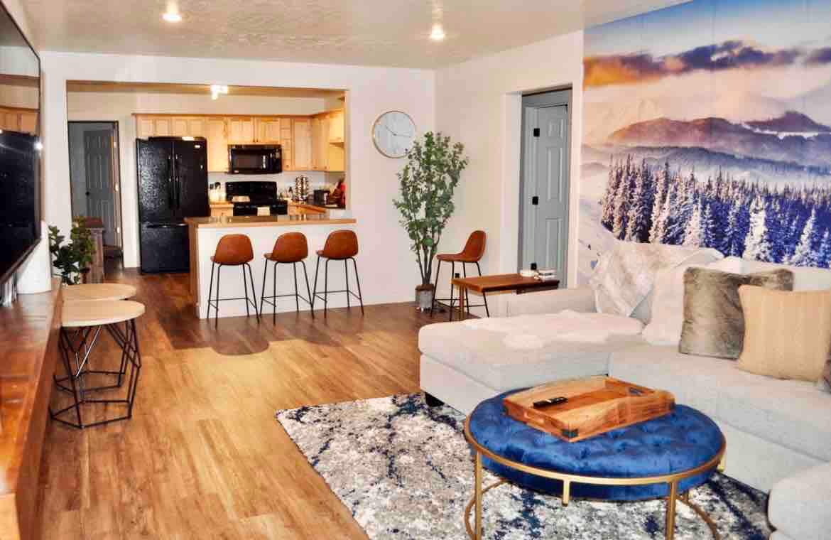 The Mural Chalet: Luxury stay; sleeps 13!