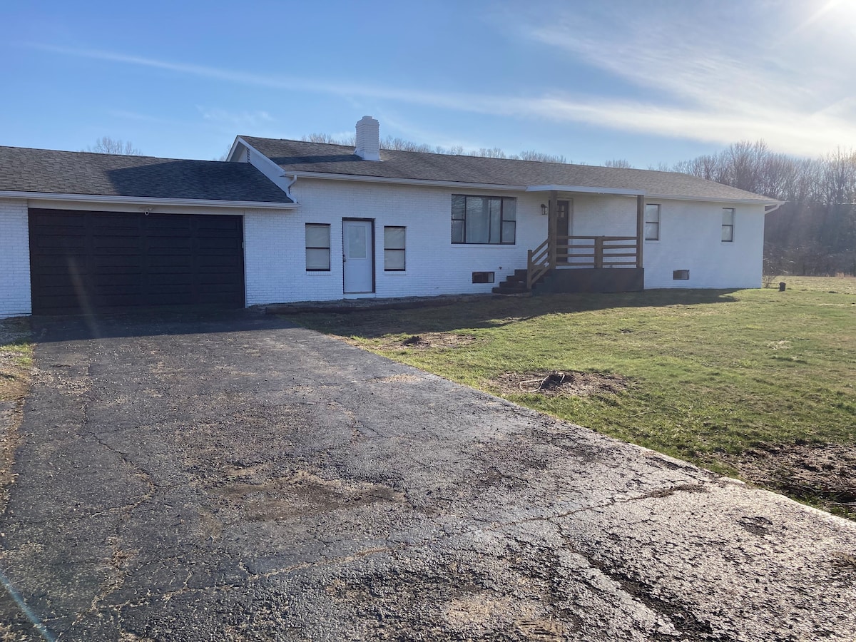 Rest and Relaxation -Johnstown home with hot tub