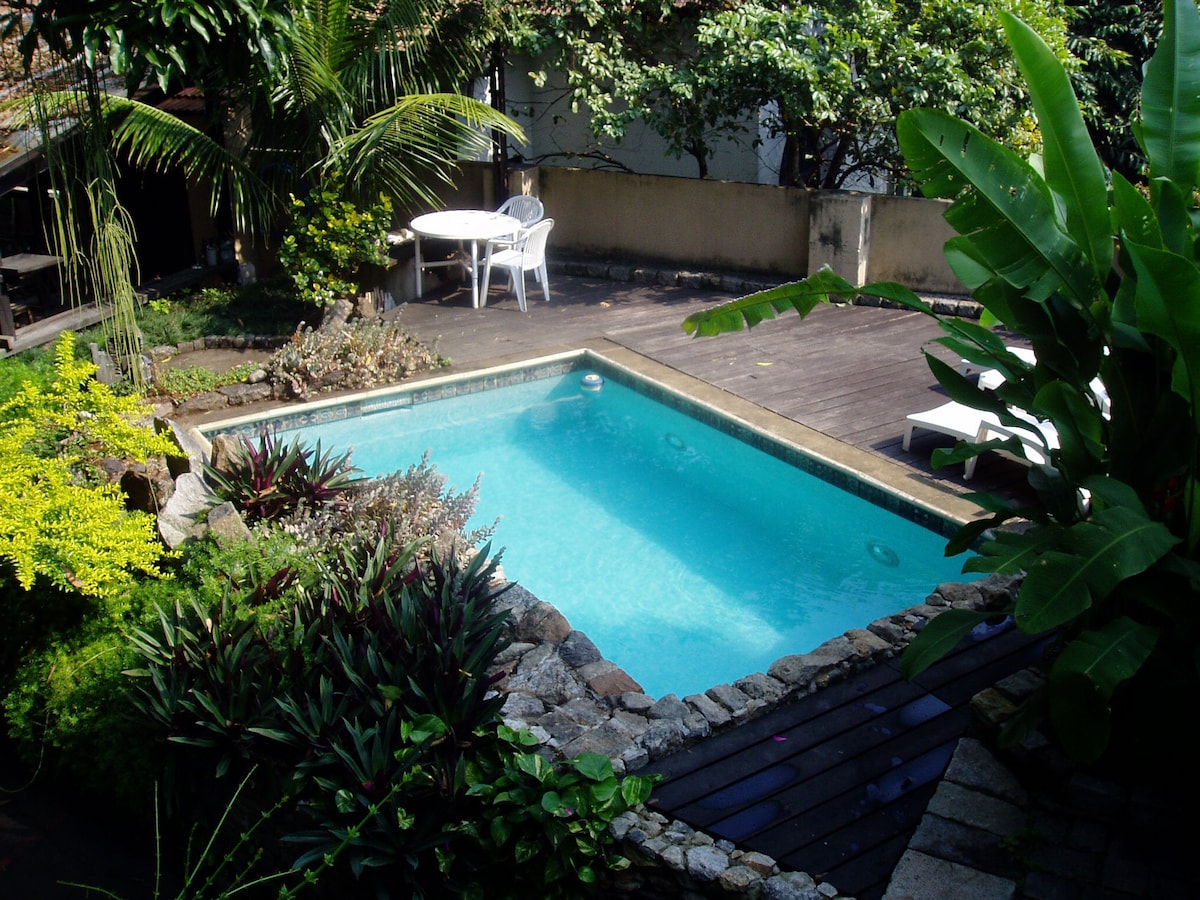 带泳池的大花园中的私人单间公寓