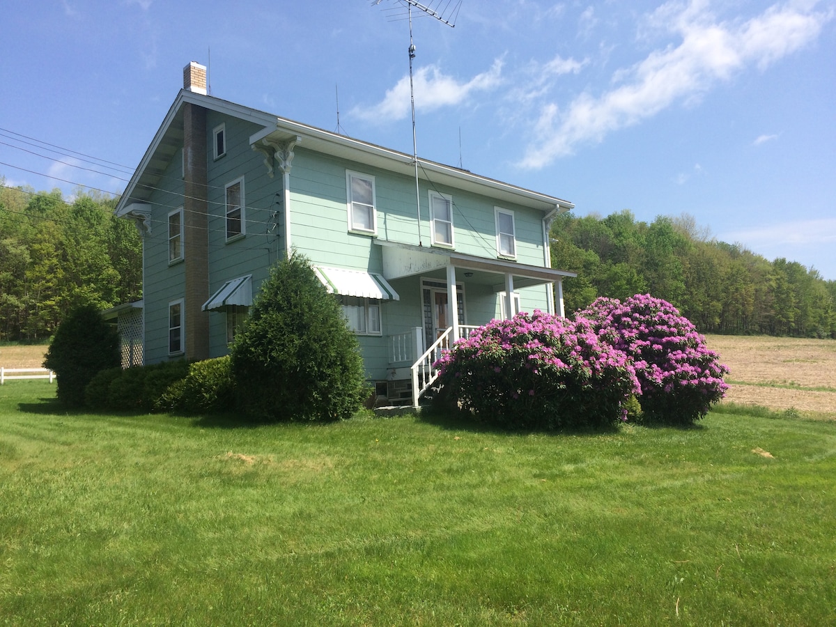 Quaint & Quiet 90 Acre Farmhouse