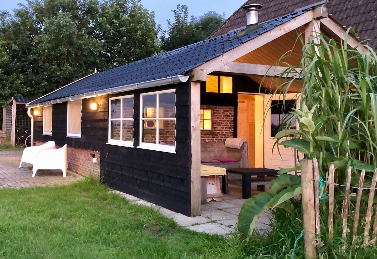 Landelijk gelegen tiny house, achter boerderij