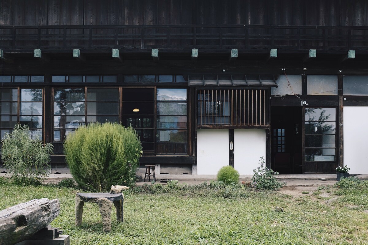 四季を感じる庭と縁側   (grass-colored inn)