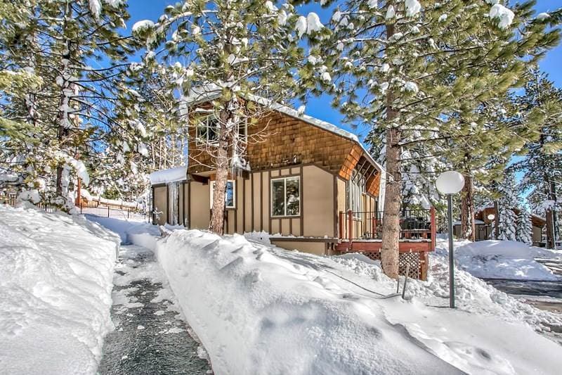 Condo w/ private sauna & lake views