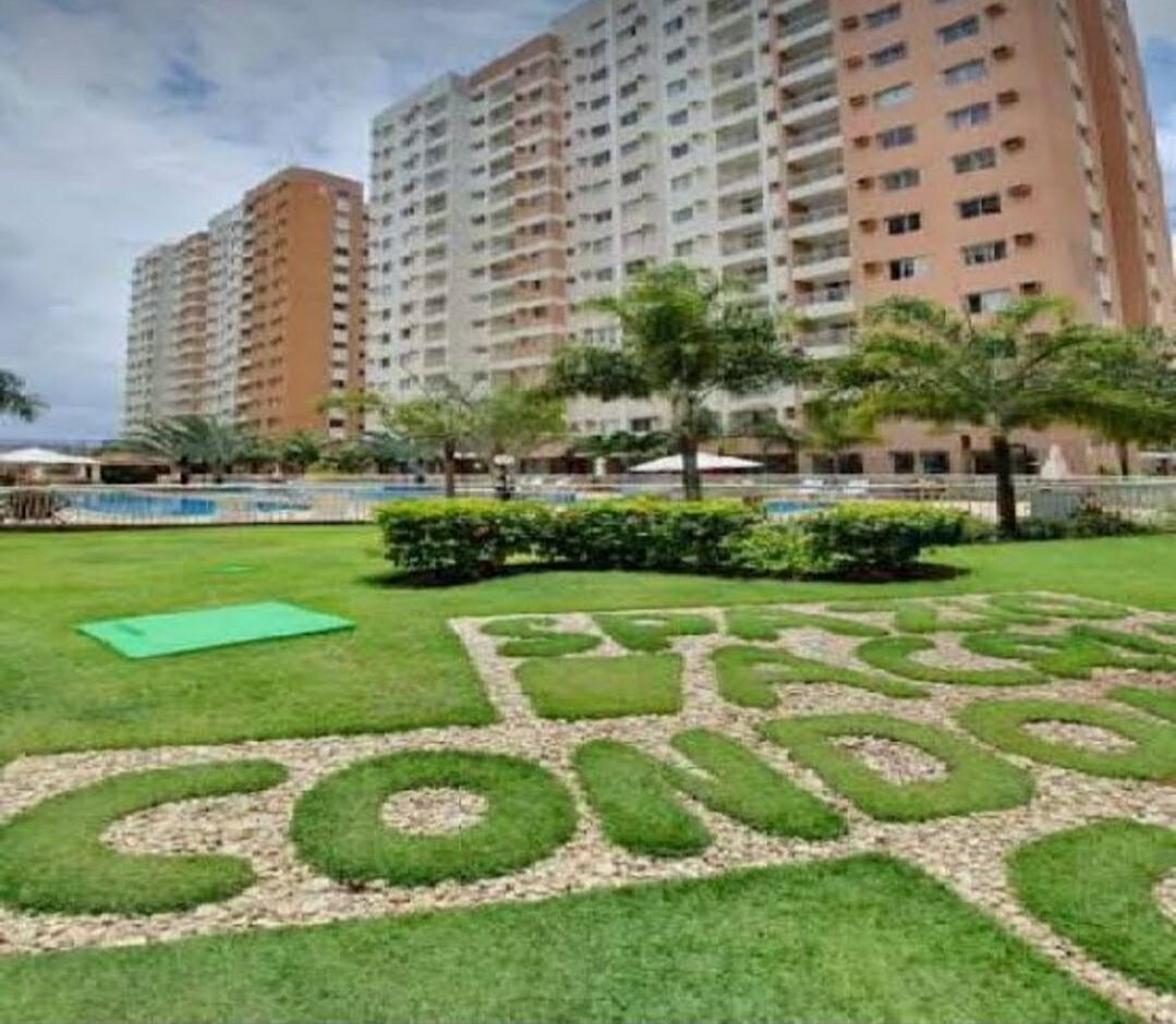 Quarto em condomínio clube bem localizado