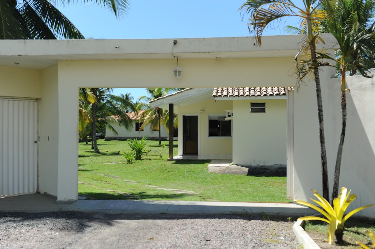 Linda casa na beira da praia.