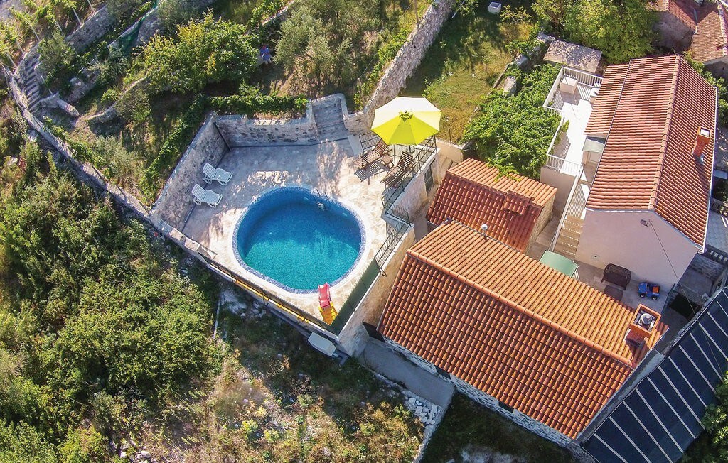 Dalmatian stone villa with pool, Os