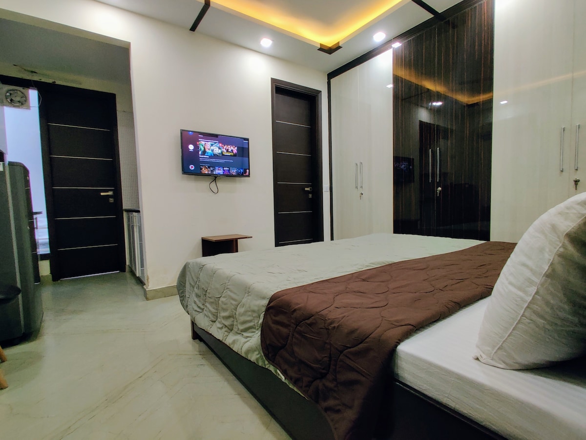 高级私人单间公寓，配备无线网络、电梯和加大双人床