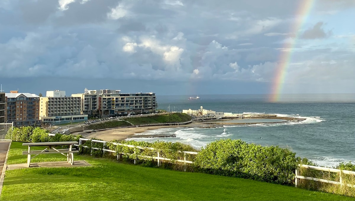 Beach days & Harbour lights, lofty city apartment