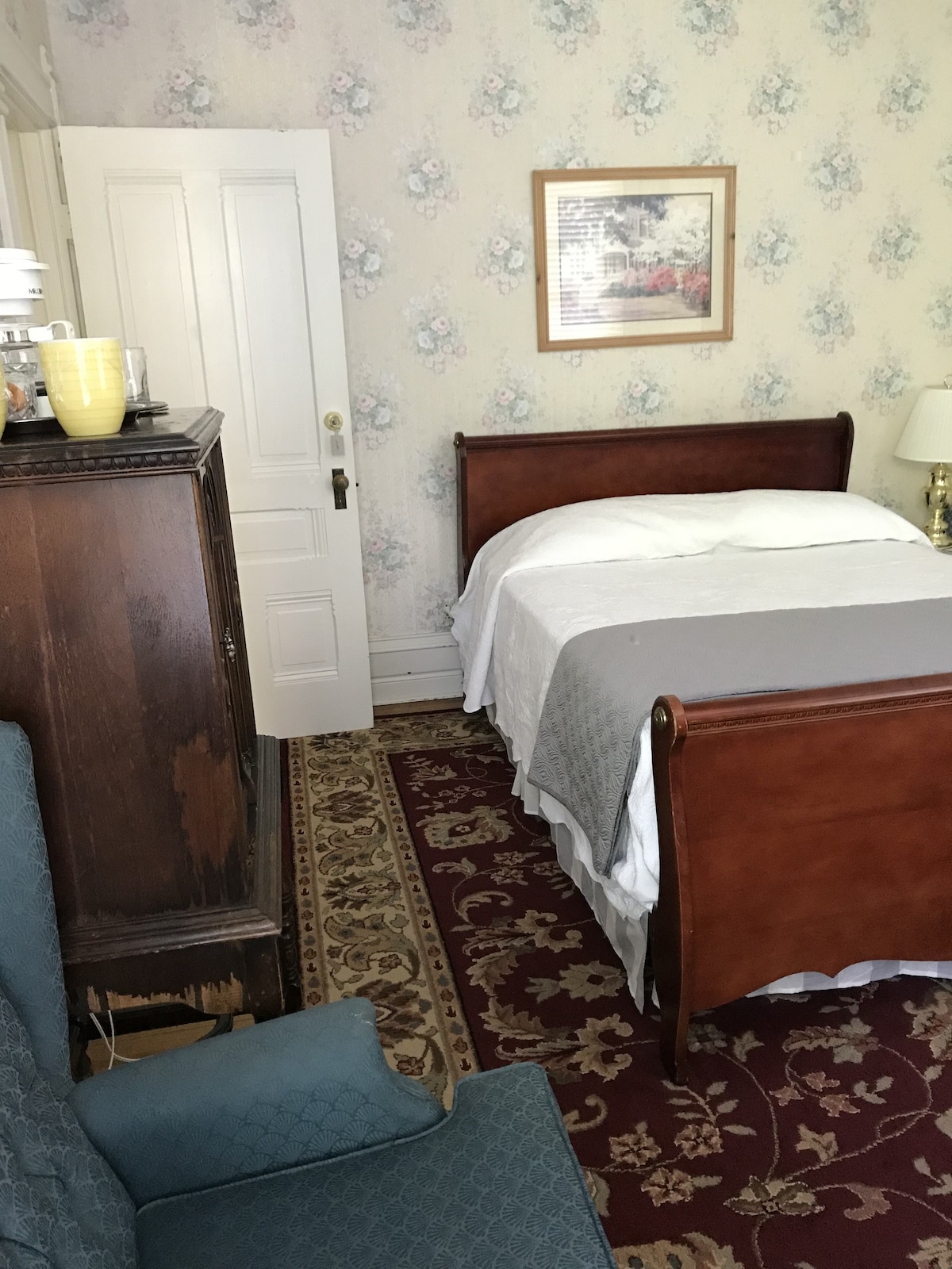 Charming Victorian B&B -Louisa May Alcott Room