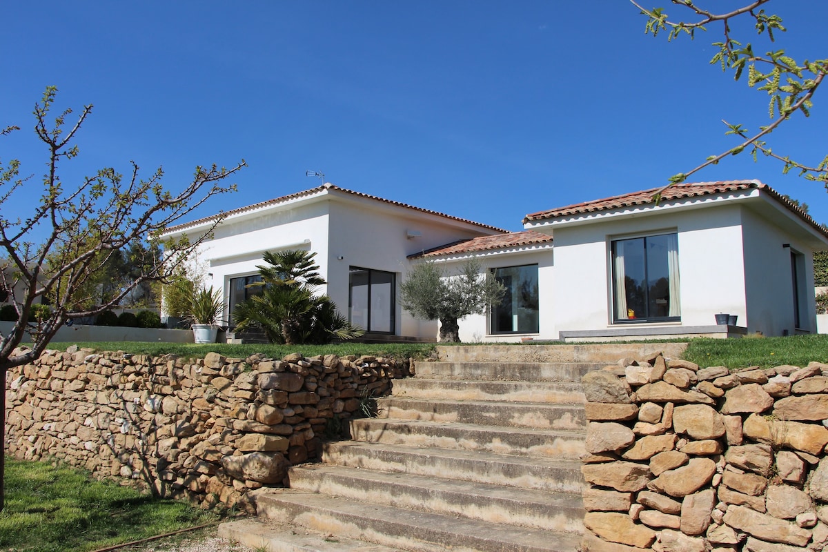 Villa contemporaine avec piscine chauffée au calme