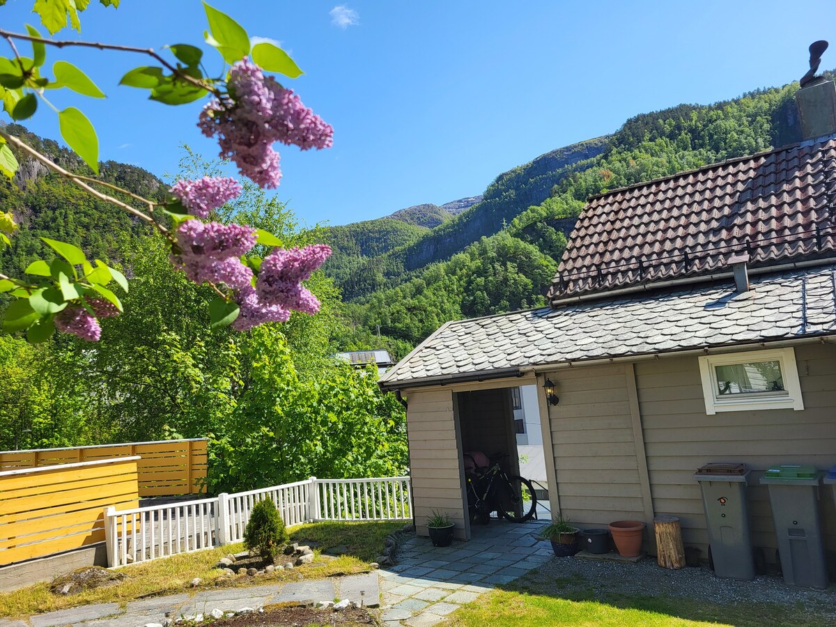 Hus til leie sentralt på Dale i Vaksdal kommune.