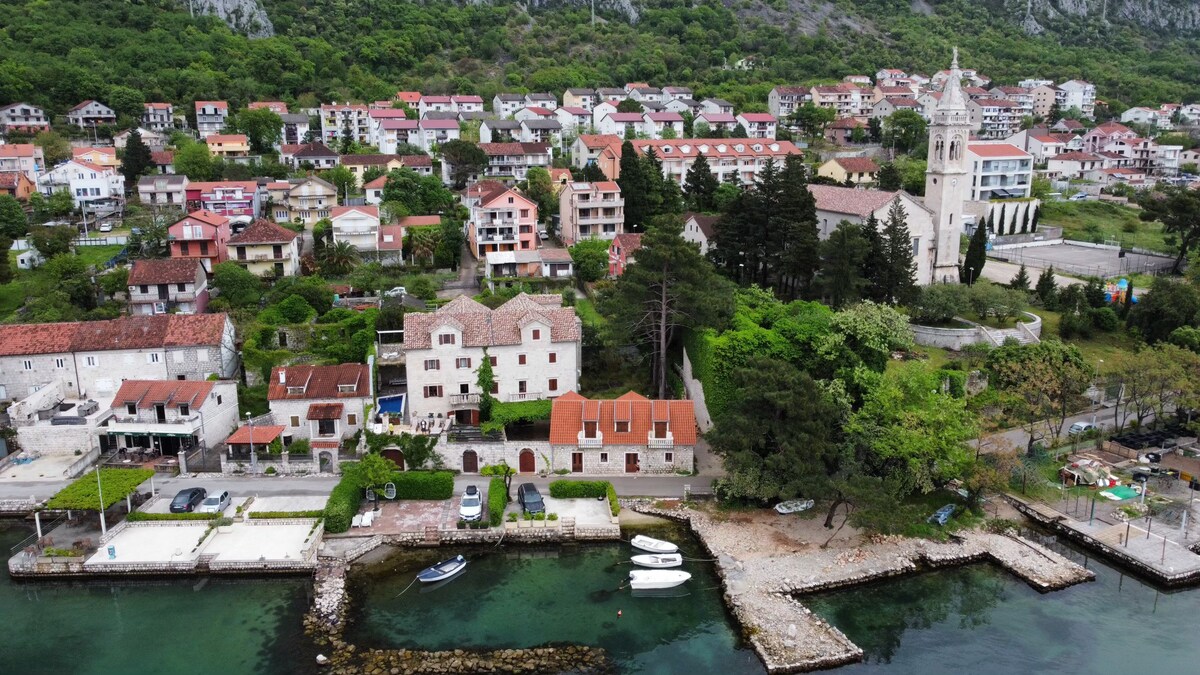 Puna CijenaDanica ·海上石头别墅，配备私人泳池和景观