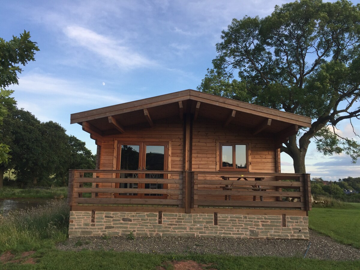 红木小屋（ Redwood Lodge ） ，坐落在什罗普郡山（ Shropshire Hills ）之间