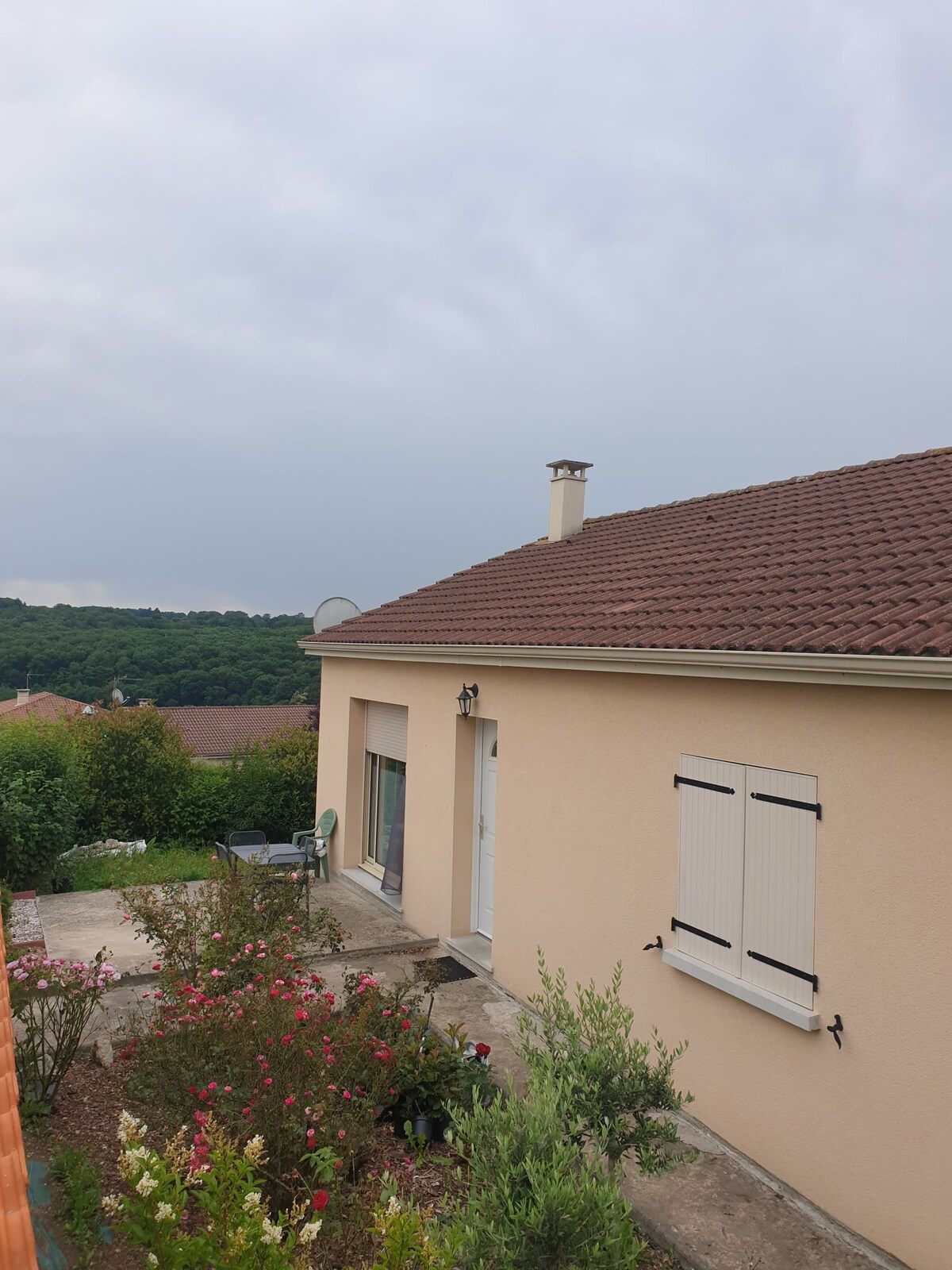 Agréable et chaleureuse maison spacieuse avec grand jardin et terrasse🏡