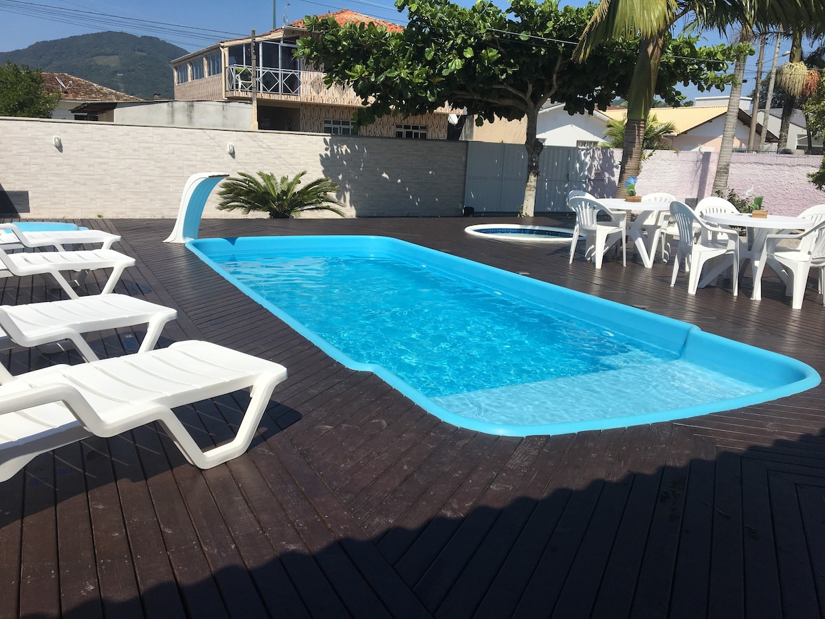 大房子，有两个游泳池Grande Florianópolis