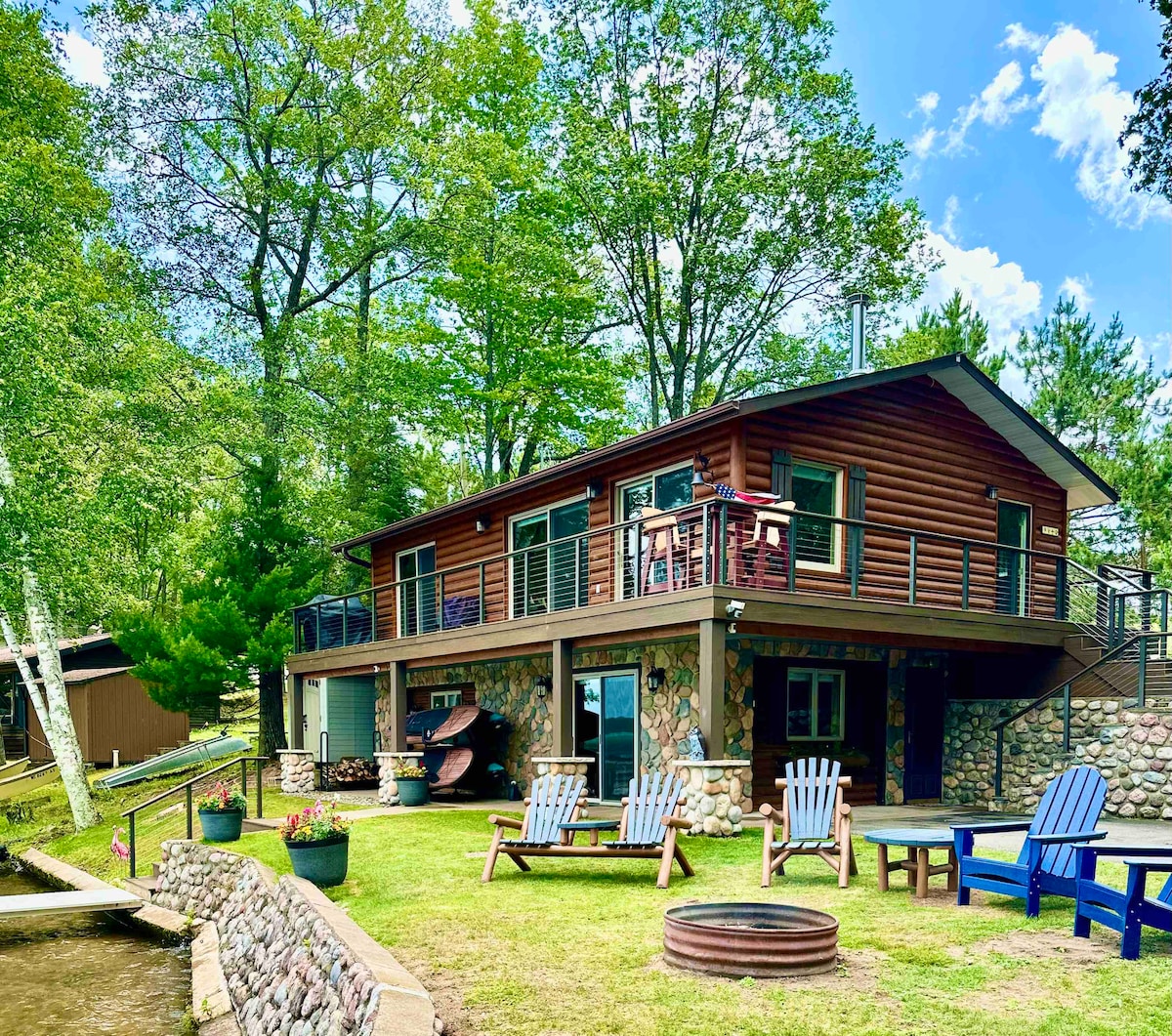 位于米诺夸湖（ Lake Minocqua ）的乡村俱乐部小屋！