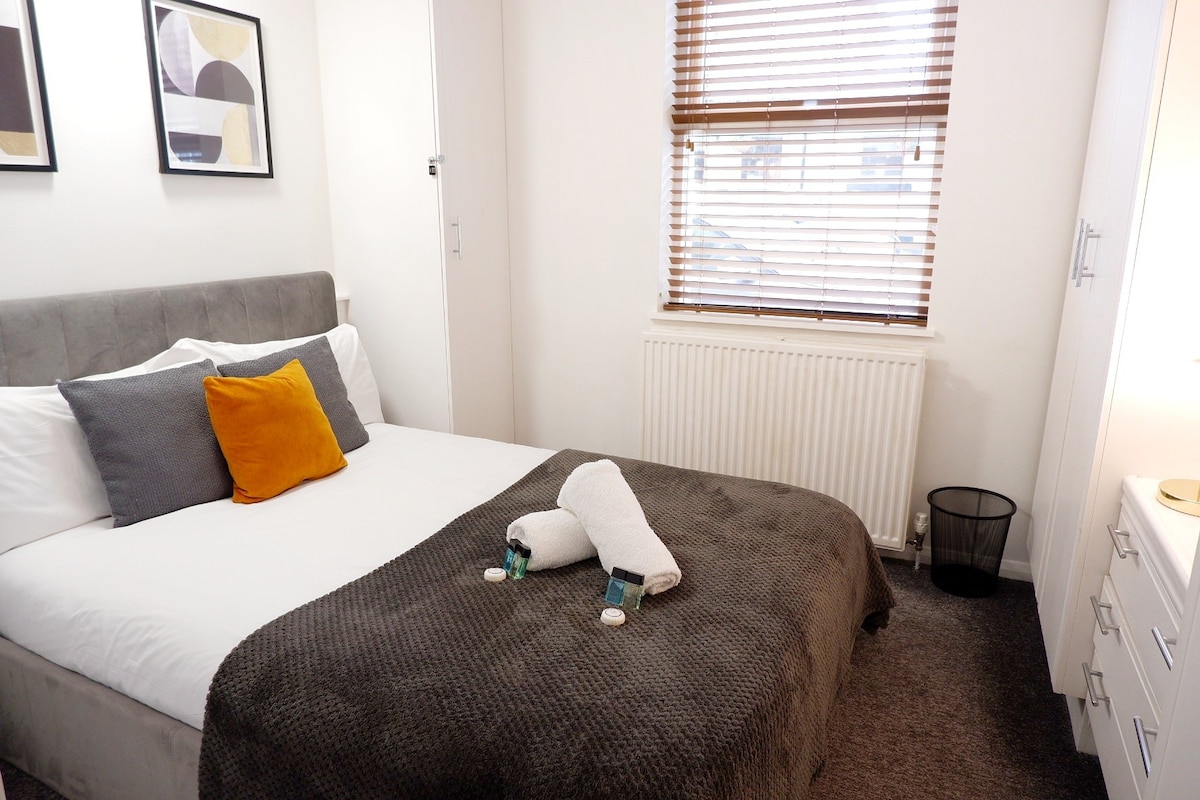 Cosy 2 Bed Apartment Nearby Train Station!