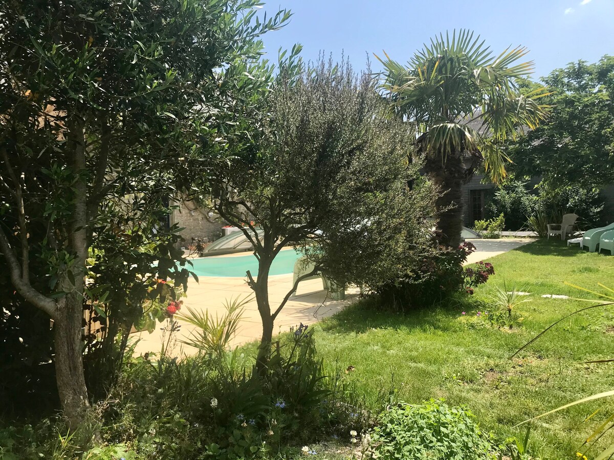 Gîte spacieux, joli jardin privé, piscine et jeux