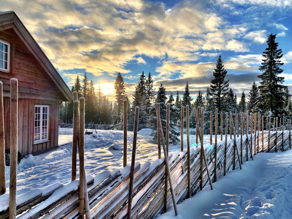 Stor hytte med flott beliggenhet på Sjusjøfjellet