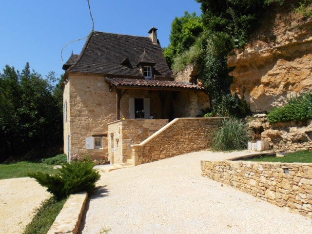 Périgord house with stunning views over the valley