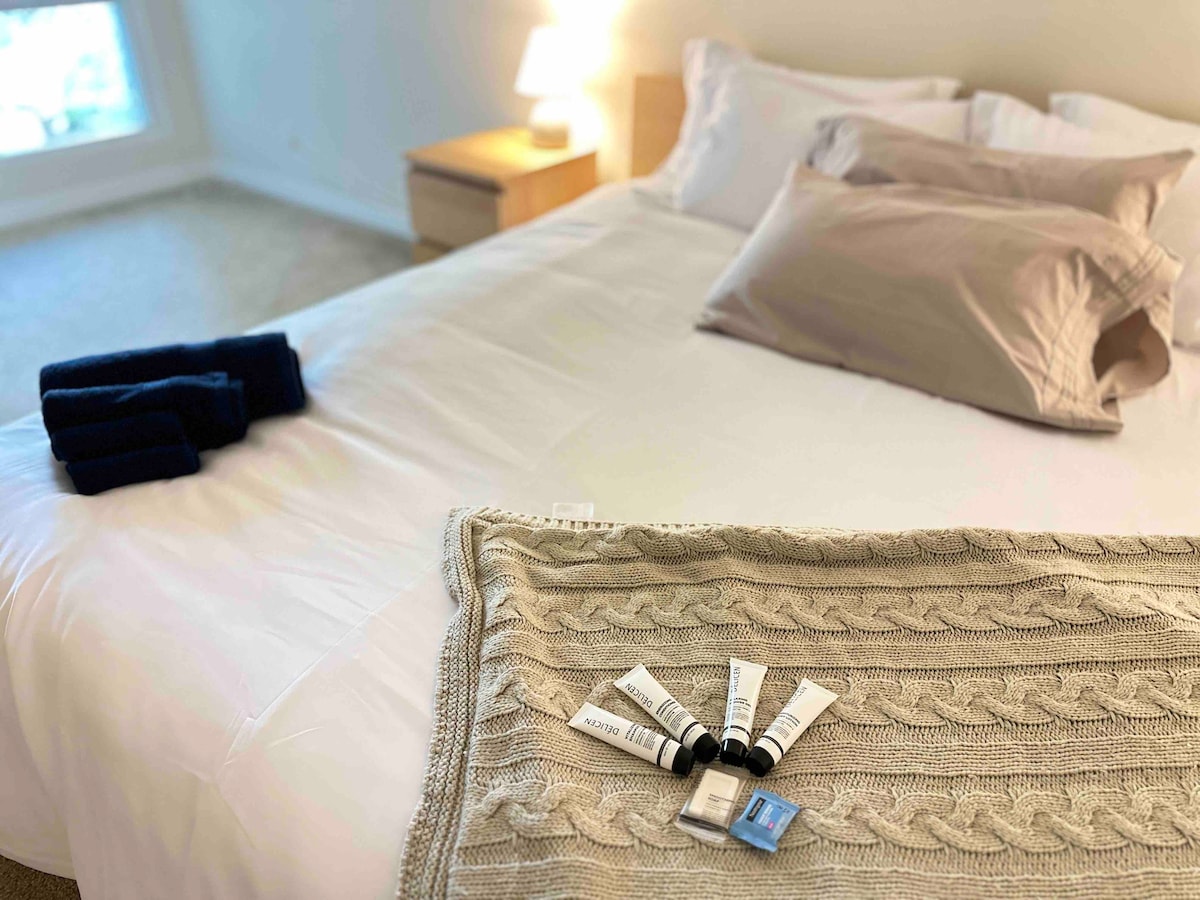 Luxury meets comfort w/ cali king bed !
