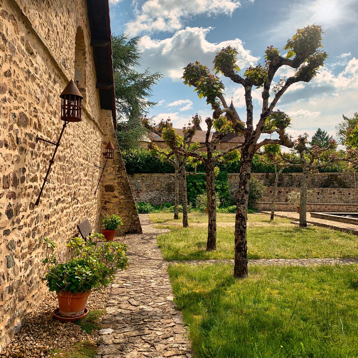 Maison privée avec spa et son jardin médiéval