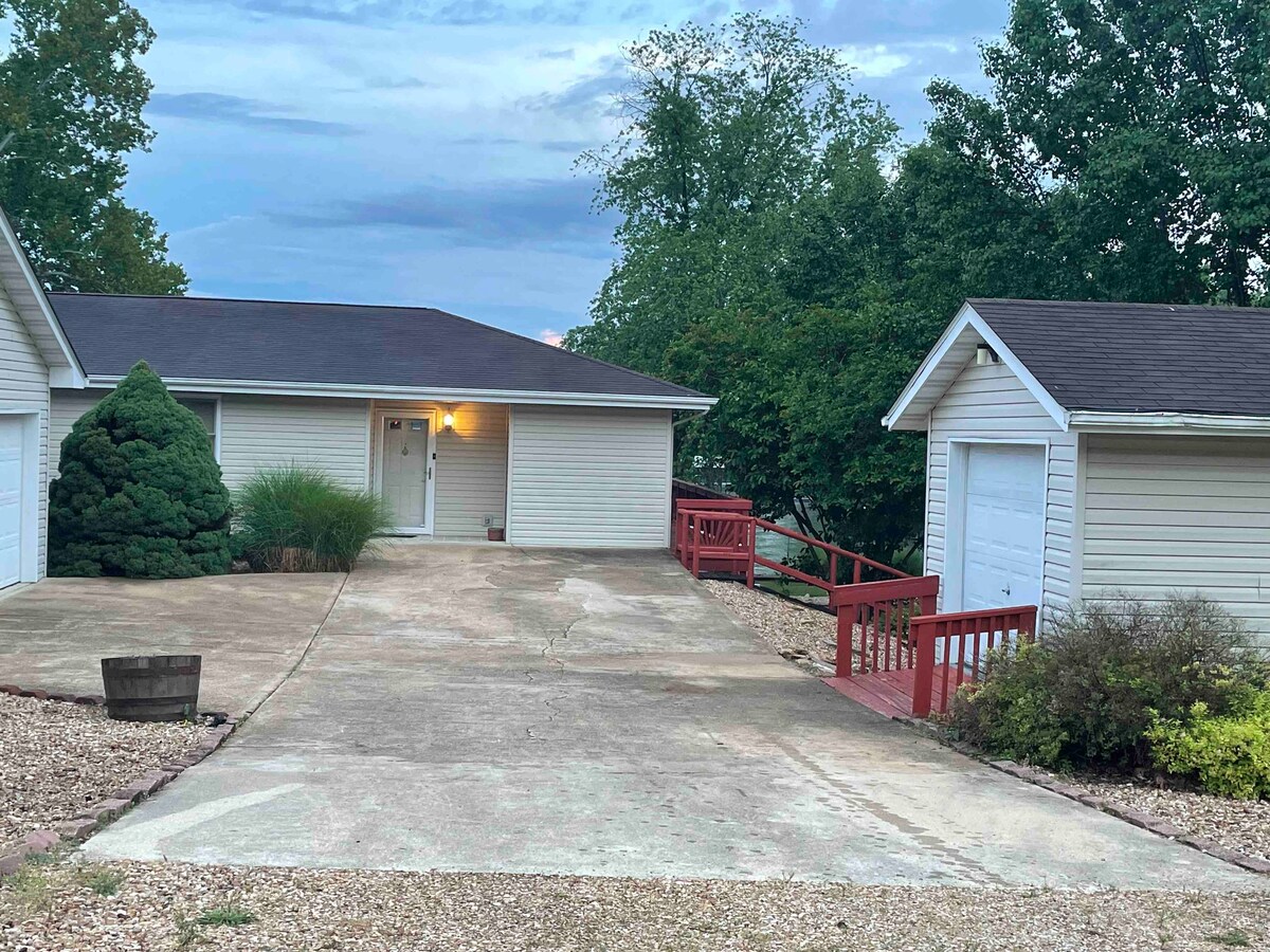 Cozy Lakefront Home Perfect for Family Gatherings