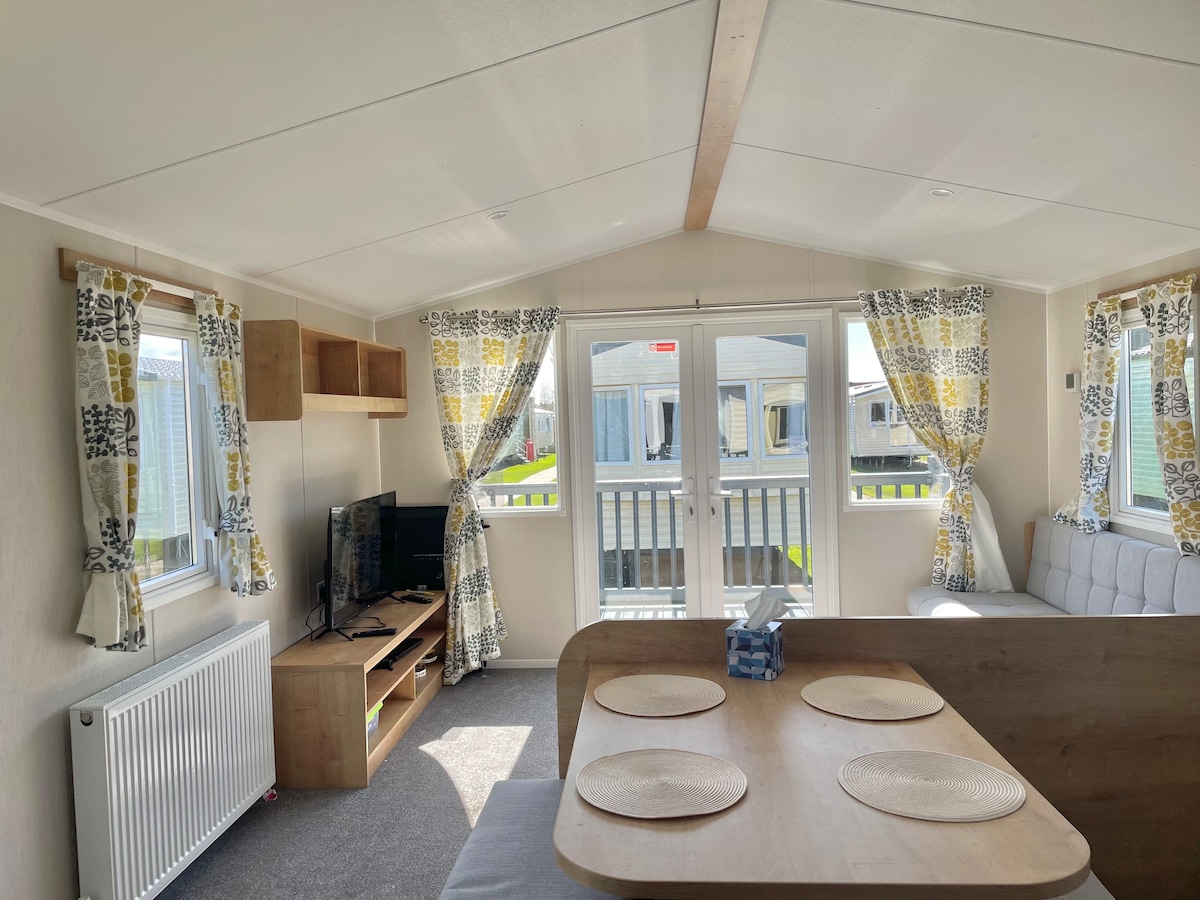 New three-bed caravan in Naze Marine beach resort