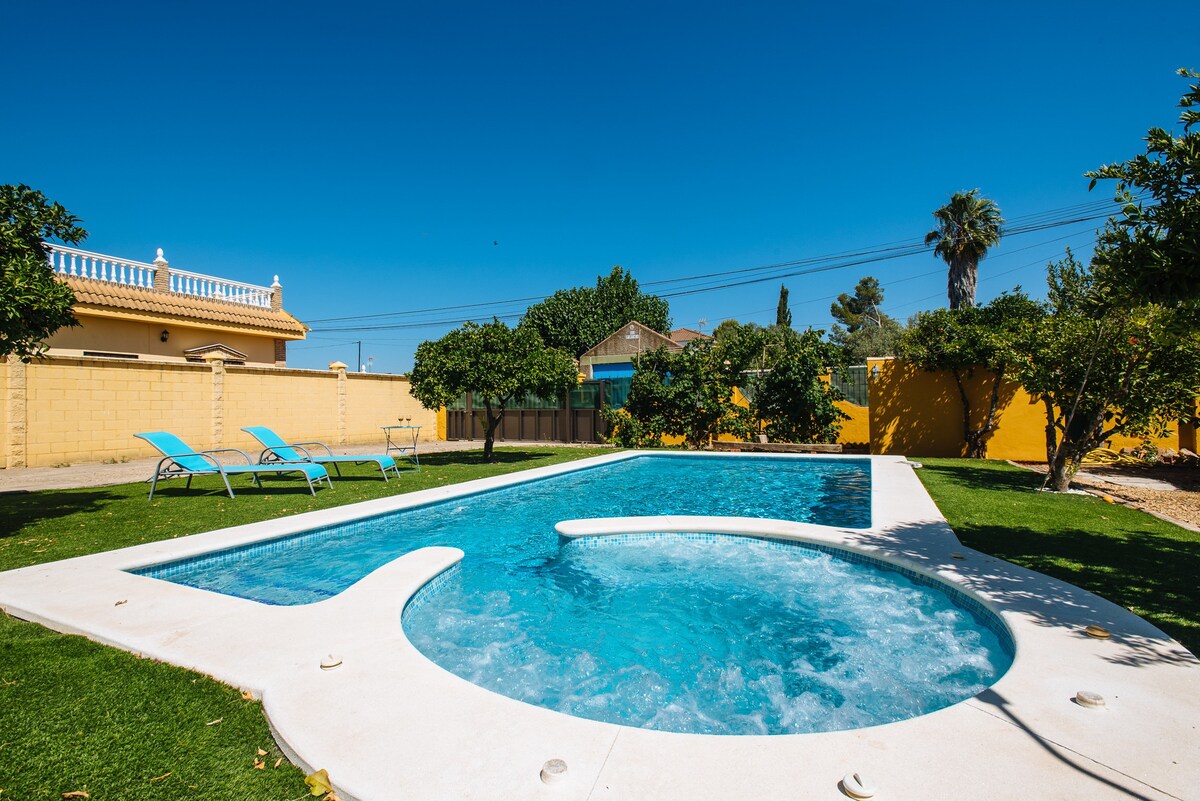 Villa Oasis Los Naranjos别墅，带按摩浴缸， 15英尺塞维利亚