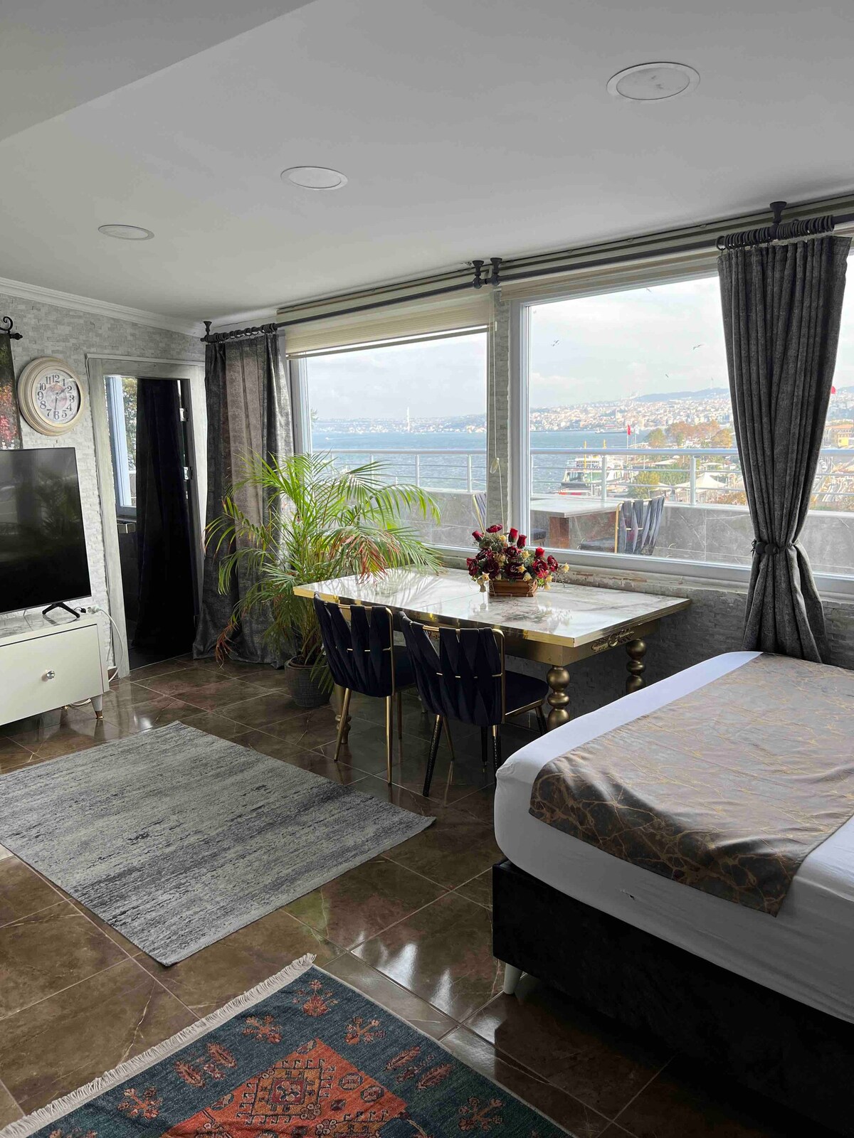 伊斯坦布尔博斯普鲁斯海峡的豪华顶层公寓和露台