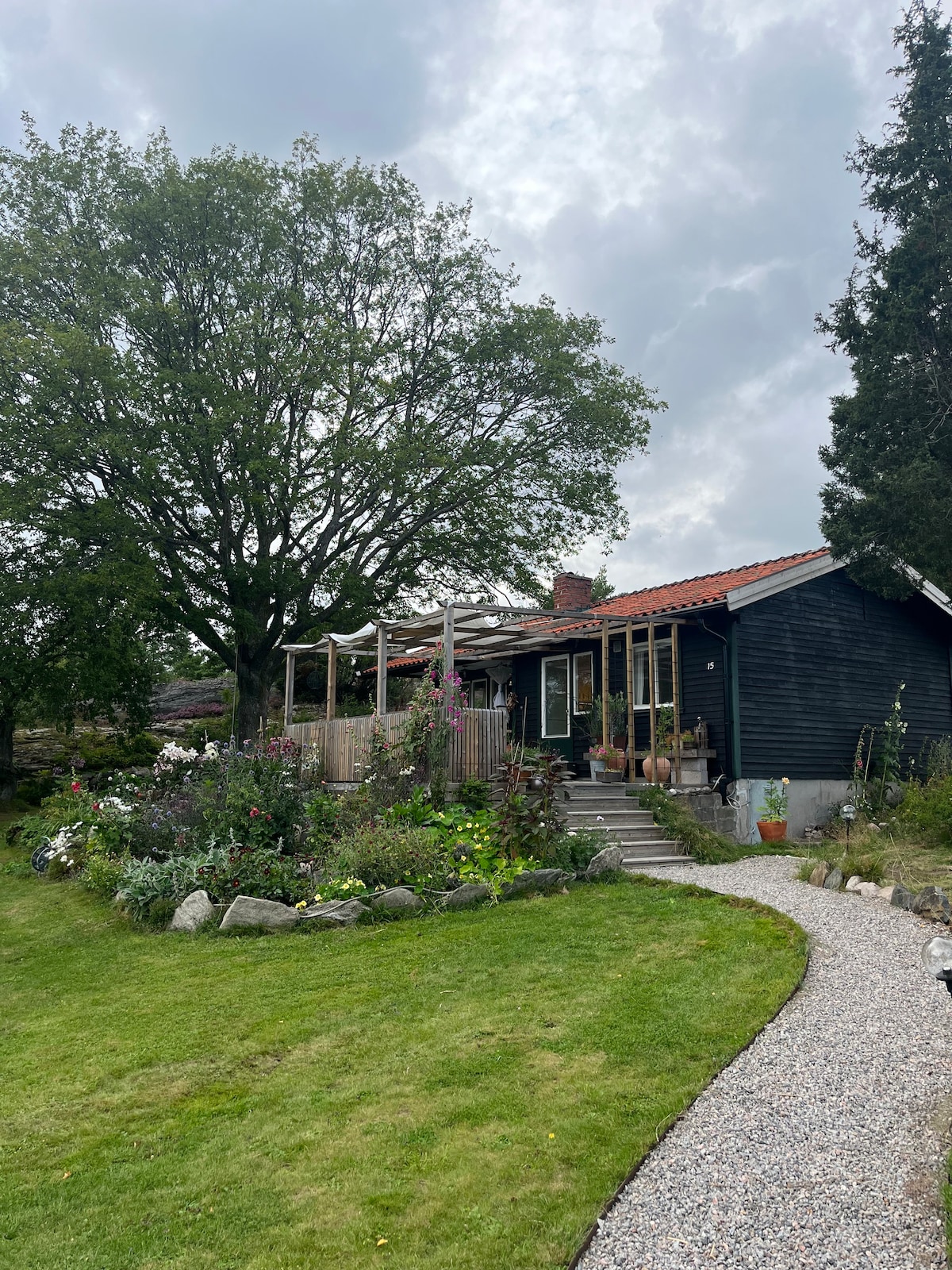 House with a lovely nature garden close to the sea