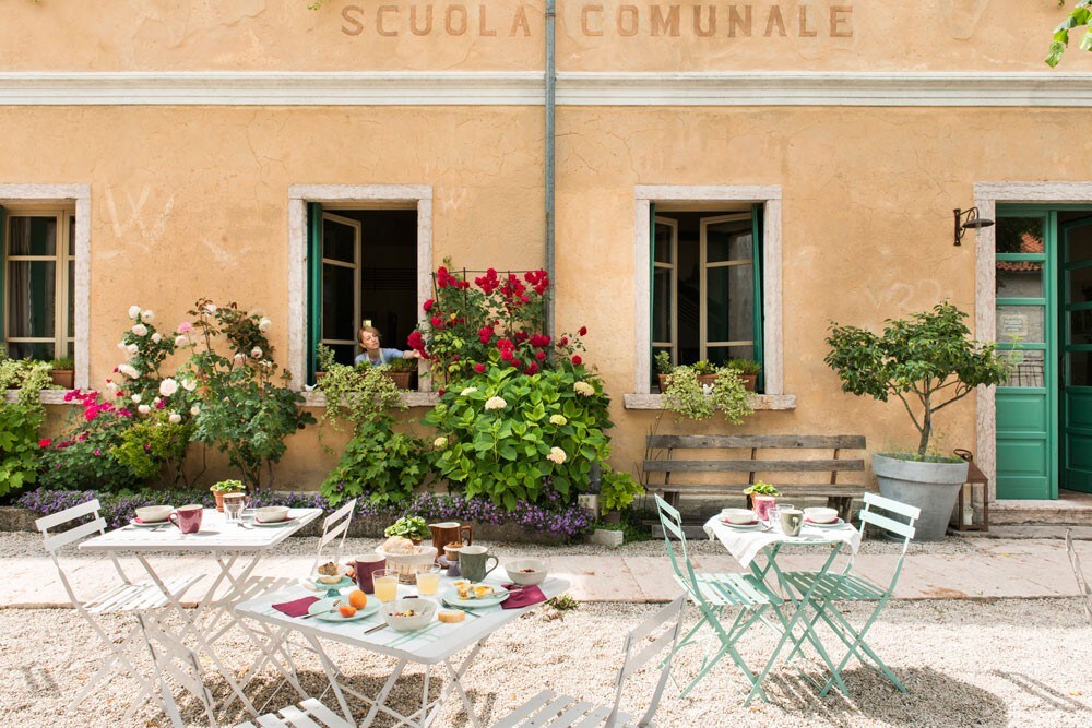 The Teacher's room for romantics, La Scuola B&B