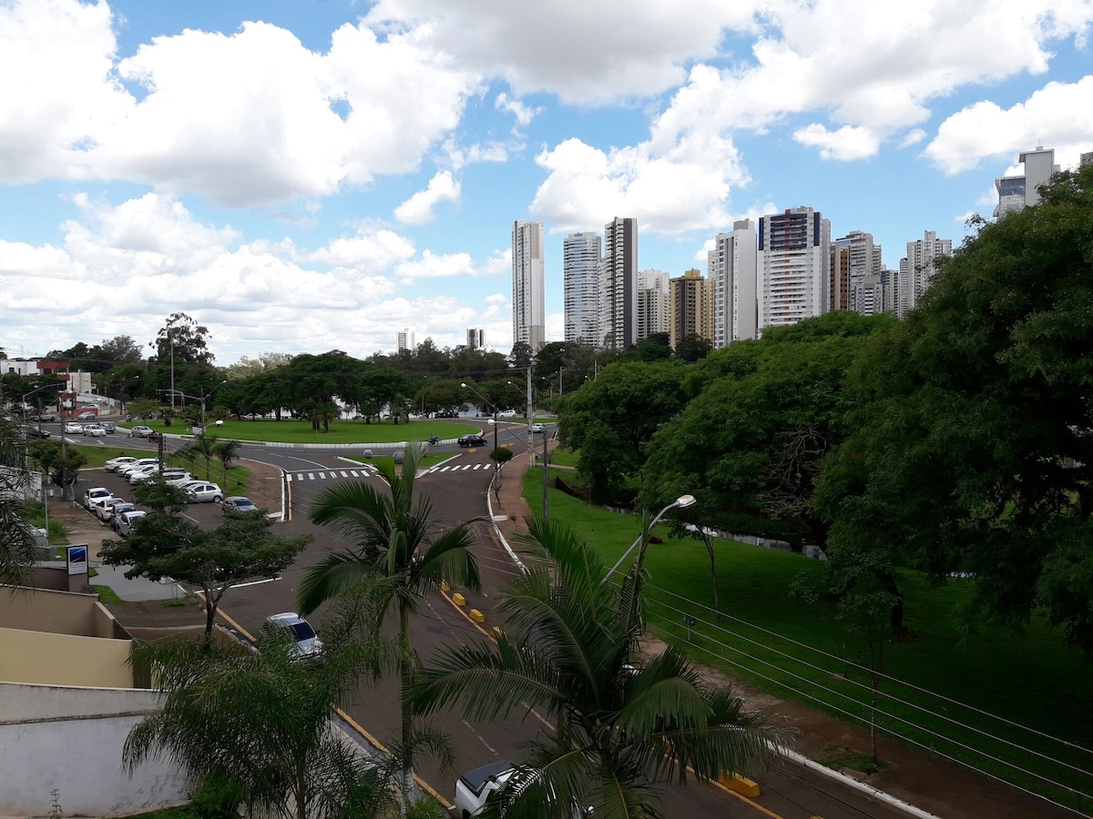 .Quarto confortável Lago Igapó. Ótima localização.