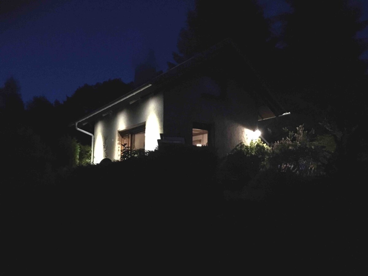 Kleines Ferienhaus, sonnige Hanglage