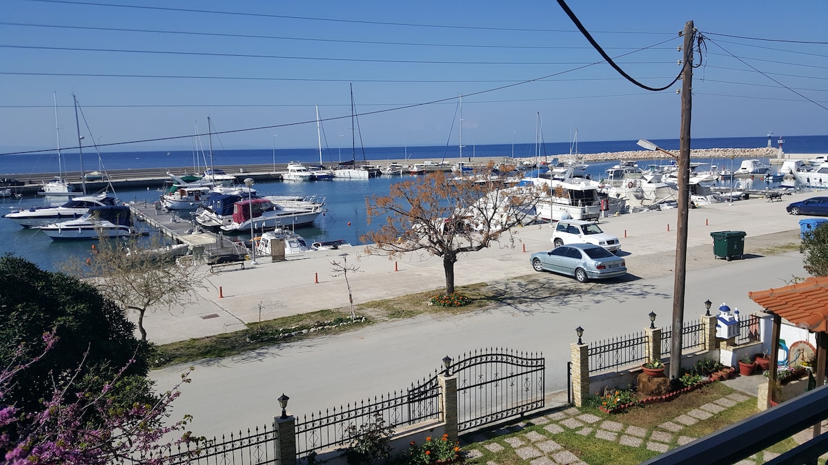 Nikitis港口80米处的Maisonette。