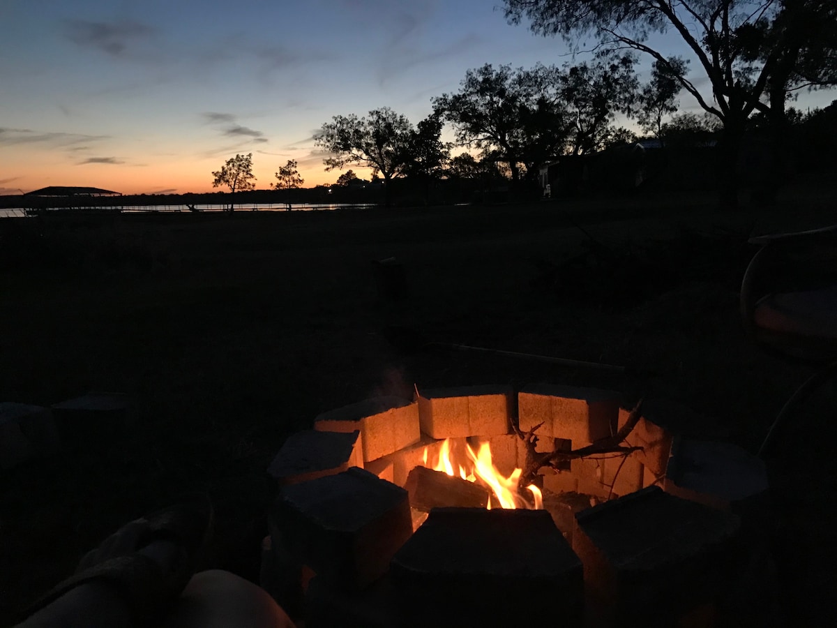 Possum Kingdom Lake配备热水浴缸的好房子