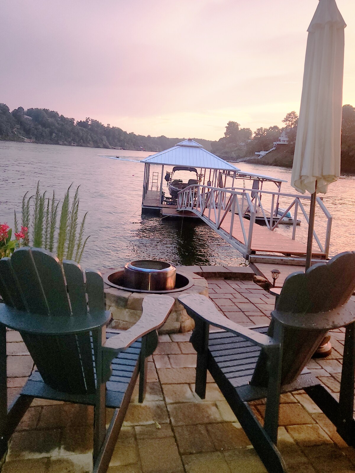 Relaxing Sunsets at Water's Edge*No steps to dock*