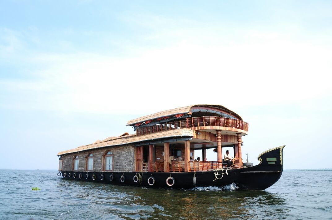 Aqua Jumbo 4 Bedroom Houseboat in Kumarakom