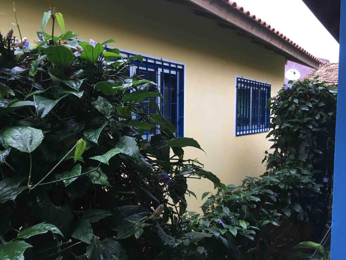 Yellow House - 300 metros da Praia do Campeche