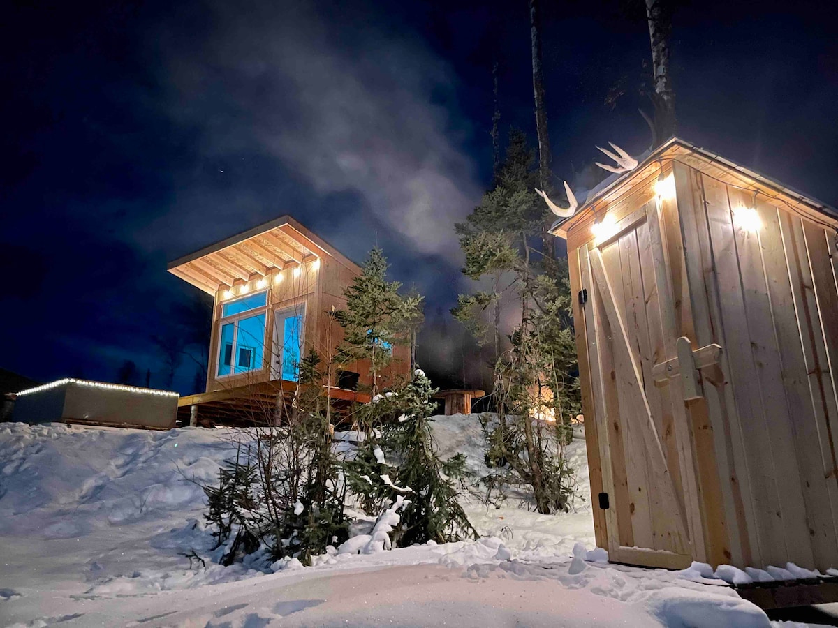 Aurora Hot Tub Retreat, on top of 30 scenic acres!