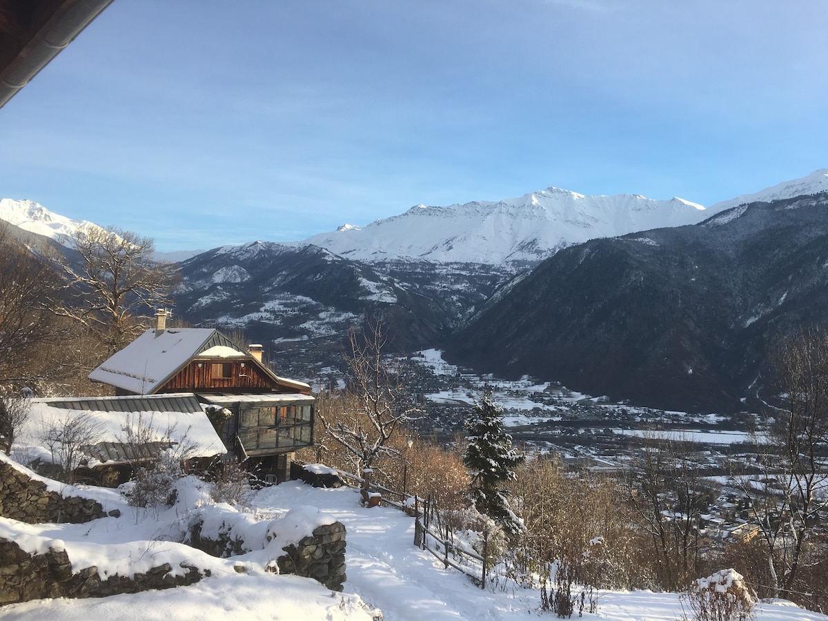 莫里安（ Savoie ）的度假木屋和山脉