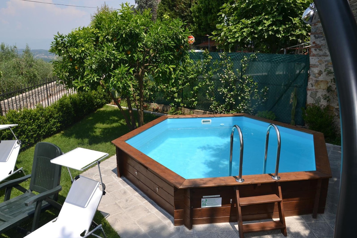 这栋现代别墅距离卢卡（ Lucca ） 12公里，配备私人泳池和围栏花园