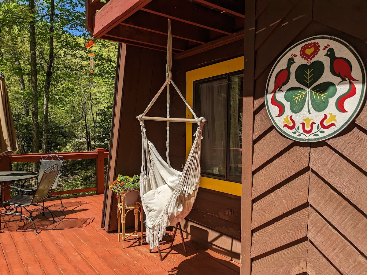 Creekside Mountain Escape in the Smoky Mountains