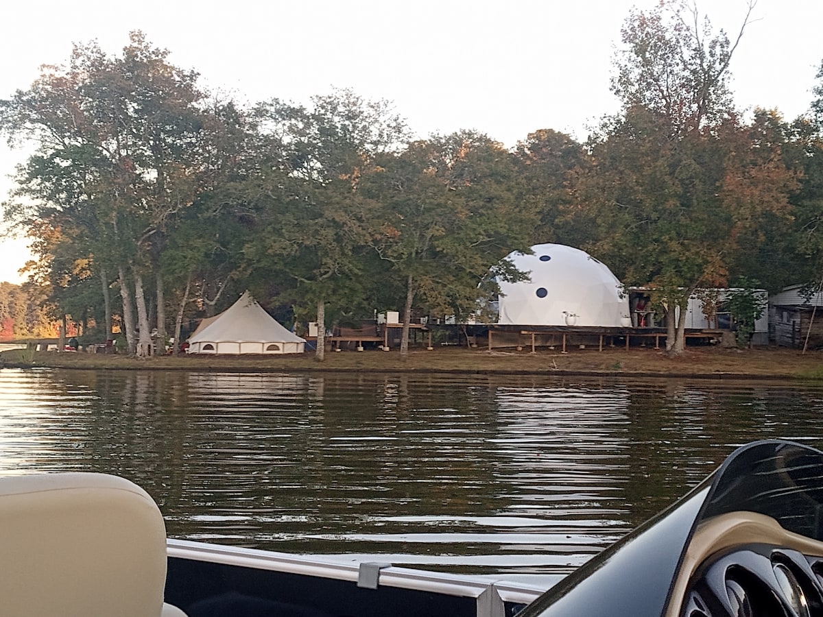 Blue Heron Lakefront Dome w/ Hot tub