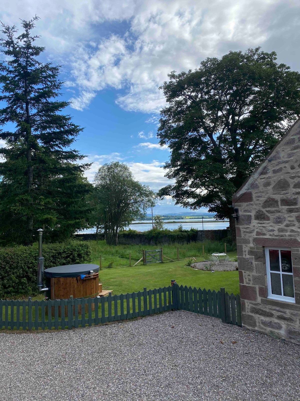 Garden Cottage with hot tub, castle & sea views