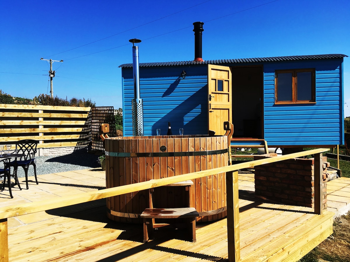 沙滩安格尔西（ Sandy Beach Anglesey ）的Bea 's Hut ，配备热水浴