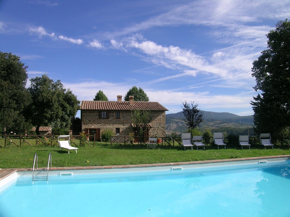 CASALE DI CAMPAGNA IN VAL D'ORCIA