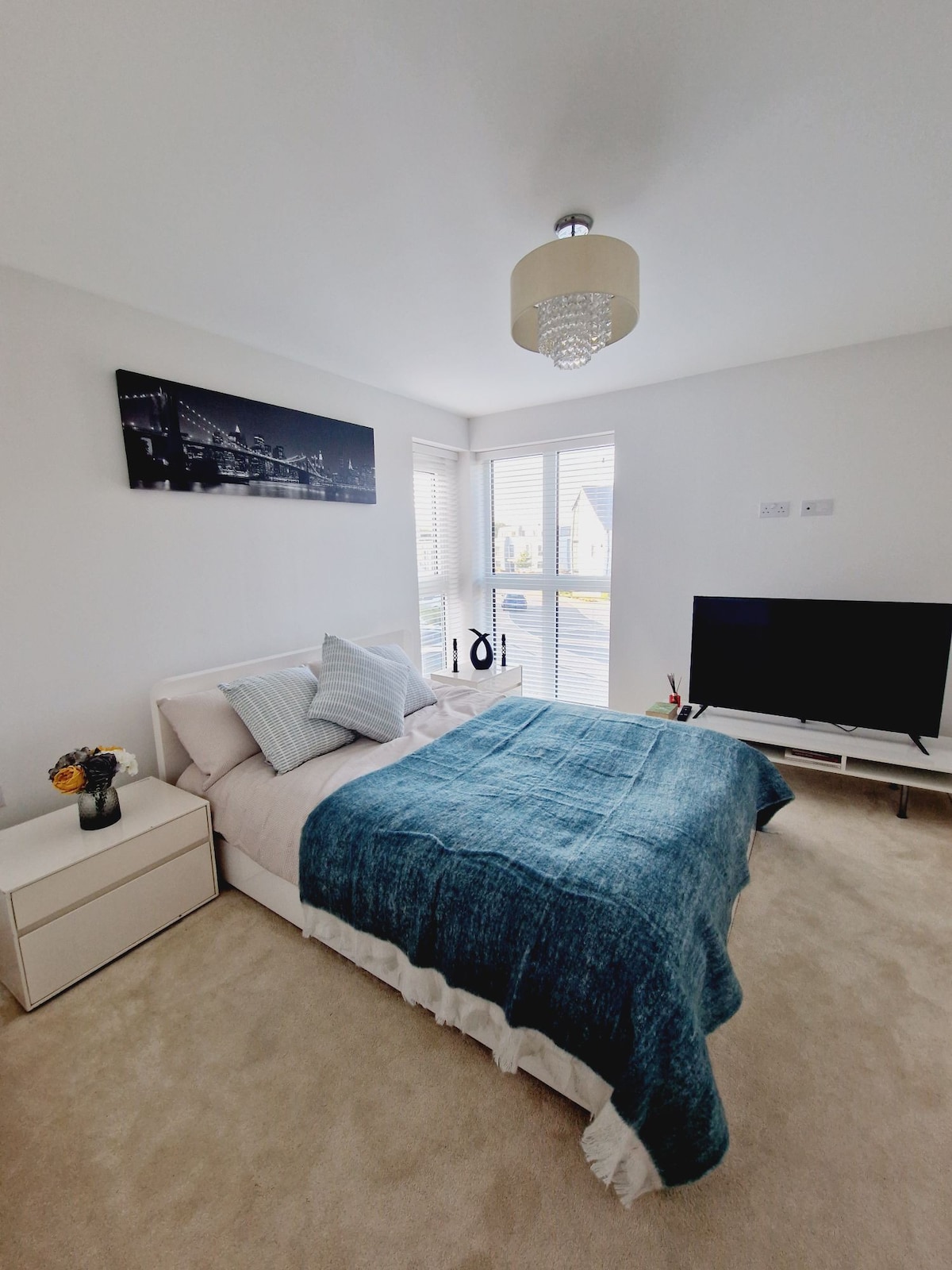 Modern & Stylish Double En-suite Room in Hawkinge